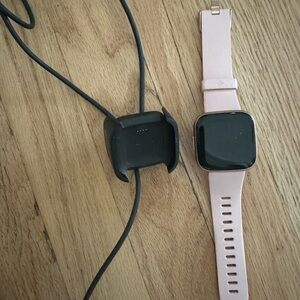 Fitbit Versa 2 in pink